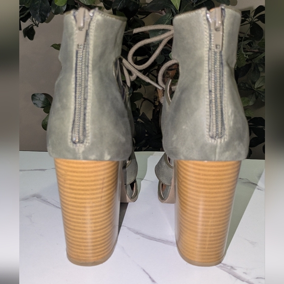 ❤️MUST GO❤️Sugar Olive Green Block Heel Sandals EUC - Picture 8 of 9